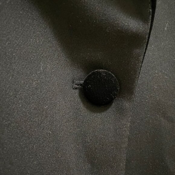 Structured Black Zara Blazer with Velvet Lapel - Picture 6 of 6